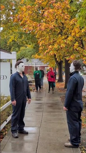 An inspiring friendship 🥹🫶🏻 Michael Myers meets himself!