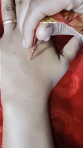 Artistrybynik | Easy Backhand henna design #instamood #tranding #mehndidesign #simplemehndi #hennadesign | Instagram