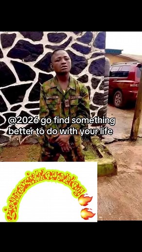 End of the road for Wasiu Oloyede, the leader of a notor!0us kidn@pping gang, who was finally apprehended by the police in Ogun State on Sunday. Oloyede’s gang had k!dnapped a soldier in Alagbado, Lagos, on Friday. They stole his uniform, ID card, ATM cards, and phone. Thankfully, the soldier managed to escape. Oloyede attempt£d to use the stolen uniform to deceive and overpower a vigilante member, intending to snàtch his dane gún. However, his plan was foiled, and he was arrested.#fypシ゚viral #l