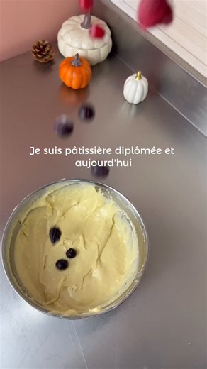 Muffins aux fruits rouges 🍓🫐 Une recette moelleuse, simple et pleine de saveurs — parfaite pour le goûter ou le brunch du week-end 😋 ✨ Ingrédients : 2 œufs 120 g de sucre 120 g de lait 100 g de beurre fondu 260 g de farine 10 g de levure chimique 150 g de fruits rouges Cuisson : 170 °C – 25 min À déguster tièdes, avec un bon thé ou un café ☕ #AtelierBrimbelle #PâtisserieMaison #MuffinsFruitsRouges #RecetteFacile #PâtisserieArtisanale #BrimbelleMoments #DessertGourmand #GoûterMaison #RecetteDu