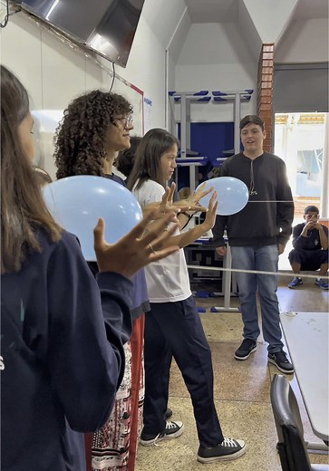 BALÃO-FOGUETE 🎈🎈🚀🚀 1. INTRODUÇÃO Este experimento tem como objetivo estudar os conceitos fundamentais do movimento retilíneo uniformemente acelerado (MRUA) e da conservação da quantidade de movimento por meio do lançamento de um balão ao longo de um fio-guia. A partir da medição do deslocamento e do tempo de percurso, será possível calcular a velocidade média e estimar a aceleração do sistema. 2. OBJETIVOS - Verificar experimentalmente o princípio da conservação da quantidade de movimento. -