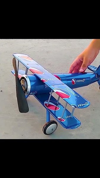 Mini airplane with Pepsi cans - طائرة صغيرة من علب البيبسي .