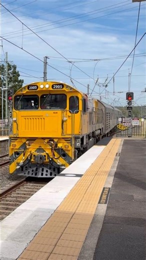 2905 Westlander passing Redbank station with horn toot