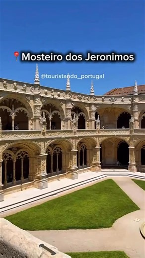 O Mosteiro dos Jerónimos, em Belém (Lisboa), é um símbolo do auge da Era dos Descobrimentos e uma das obras-primas da arquitetura manuelina. 🏰 ⛪ Construído no século XVI por ordem do rei D. Manuel I, o mosteiro foi erguido em homenagem às grandes navegações portuguesas e à fé que movia os exploradores rumo ao desconhecido. Aqui, os monges da Ordem de São Jerónimo rezavam pelo sucesso das expedições — incluindo a de Vasco da Gama, que partiu de Belém rumo à Índia. 🌊 ✨ Cada detalhe das fachadas 