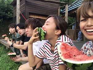 仲良しのみんなで古民家を満喫。 自然に囲まれながら、いつもとは違う暮らしを楽しめるのもAirbnbならではです。ちょっと不便でも、新たな発見があると思いますよ。 都会の喧騒に疲れたら、静かな里山でゆったりと過ごす。 そんな休日はいかがですか？ http://abnb.co/group_travel01 #Airbnb体験中 #古民家 #グループ旅 Photo Cred: 井深克彦 @ibuka_katsuhiko , 近藤あや @doraemontoaya , 桃 @momo.official , 山本梨沙 @kuro_risa | Airbnb （エアビーアンドビー）