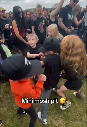 Amazing Mini Mosh Pit Experience Caught on Camera