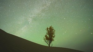 Time-lapse: Stars over world's second-largest shifting sand desert