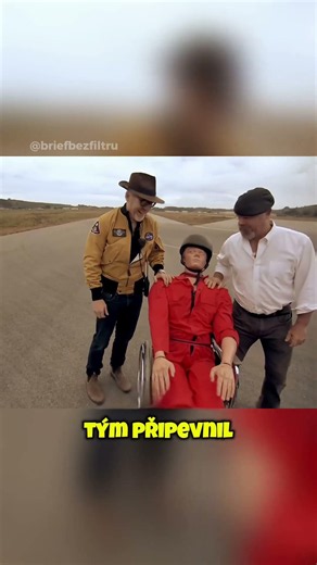 Přežil by člověk pád z letadla v nafukovacím míči? 🎈