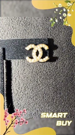 Chanel 1995 Gold & pearl CC logo Piercing.