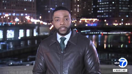 CHICAGO RIVER RESCUE: A Houston nurse visiting Chicago for the first time recounts helping to revive a 65-year-old man who nearly drowned after falling from a bridge into the Chicago River. Video shows the man being pulled on a Wendella tour boat where the captain says he was saved, possibly, by luck. ABC 7 Chicago MORE: https://abc7chicago.com/post/wendella-boat-crew-pulls-man-chicago-river-had-fallen-off-michigan-avenue-bridge-downtown/18597114/ | Tre Ward