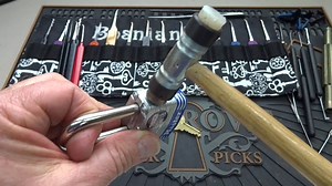 Cómo abrir un candado Master Lock en segundos con solo unos golpecitos