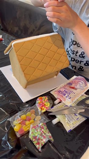 23K views · 538 reactions | Work in progress this Sunday! All jet lagged and exhausted but kids really wanted to do their ginger bread houses and put up the tree La pasamos chèvere!! La fiebre navideña llegó a la casa Winter-Sánchez Big reveal soon!!!! 殺殺 | Roselyn Sanchez | Facebook