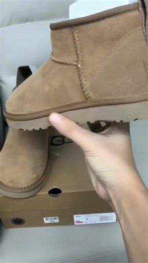 These essential winter snow boots are made of sheepskin, offering both warmth and lightweight comfort. The classic ankle boot design is unisex and goes with various styles. The non-slip sole ensures safer footwear during winter outings. | USAShoe and clothing manufacturer