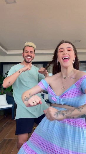 O melhor do vídeo é a Jade dançando no fundo