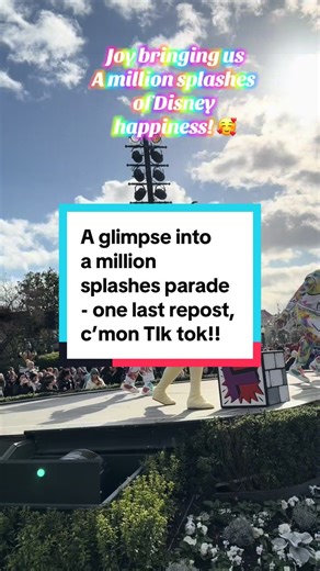 A million splashes of colour has warmed us up!!! Fabulous first time we have seen it! 30 mins early secured the best spot! 😍😍😍@Disney Parks UK @Disneyland Paris ✨ #disneytiktok #disneyparade #disney #fyp #disneytips