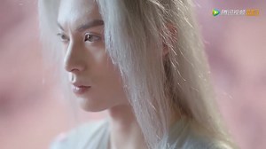 Long Yan to repay the kindness of the original body into human form, did not expect to turn around and run 龙炎为报恩现原身化作人形，没想到竟把流萤吓得转身就跑 👉Drama: Miss The Gragon 遇龍 #遇龍 #MissTheGragon | 企鹅爱追剧