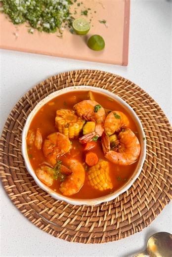 Let me show you how to make the easiest and most delicious CALDO DE CAMARÓN its spicy, rich and full of flavor, so I hope you give it a try and enjoy it as much as we do! ❤️ Ingredients: makes 6-8 servings 3-4 lbs raw shrimp 5 New Mexico or guajillo chile pods Chile árbol I used 4 3 roma tomatoes 1/2 white onion 3 garlic cloves 2 bay leaves 7 oz tomato sauce Cilantro or epazote 1 Mexican squash or chayote 3 carrots 3 potatoes 2 corns 4 celery sticks 1 tbsp shrimp bouillon Salt to taste I used 4 