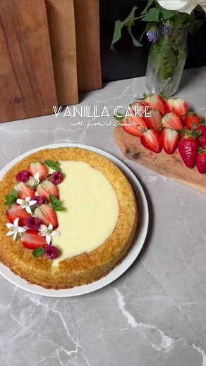 Un délicieux gâteau moelleux à la vanille fait dans un moule magique et garni de crème pâtissière et fruits rouge Ingrédients: •cake 2 œufs 100gr sucre 80ml huile 100ml lait 200gr farine 16gr levure chimique 1 sachet de sucre vanille • crème pâtissière : 3 jaunes d’œuf 500ml lait 125gr sucre 50gr farine Gousse de vanille Étapes: Dans un bol, on mélange les œufs avec sucre, sucre vanillé, huile et lait Puis on ajoute la farine et la levure chimique. Une fois bien mélangé, on verse notre préparati