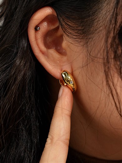 My hoop. It’s daily.🕊️ #obyjewelry #hoops #earrings #gold