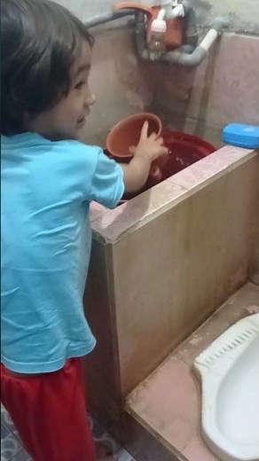 Anak Kecil Belajar Bua4ng 4ir Kecil Di Toilet (Kid Learns to pee in the toilet)