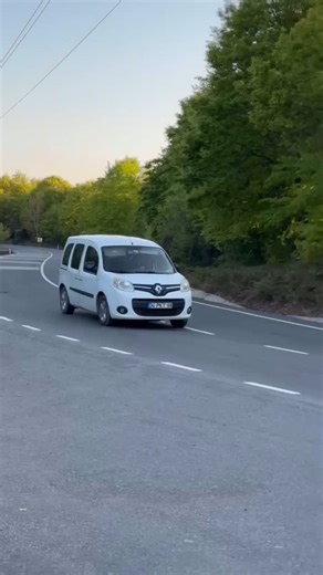 Avlak Virajı on Instagram: "Renault Kangoo . . . . #şile #darlık #avlakvirajı"