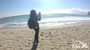 A virtual stroll along Barcelona beach with the Metz Pop and Cadiz. | Cabin Max