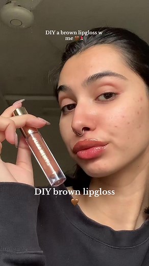 #diylipgloss #diylipgloss #skincarewithnashmiakhan #fypシ゚viral #fypシ゚viral #fyp #foryoupage #foryourpage #birthdaymonth #nashmiakhan #lipcombo #90slipcombo