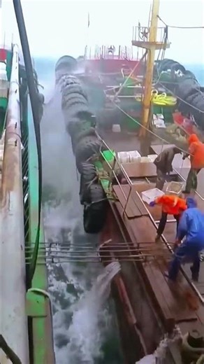 Sea transport ship daily Good tools and machinery make work easy