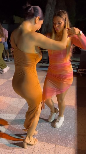 🎉 Fun party on the street! Music, dancing, and good vibes everywhere! #streetparty #dance #professionaldanceperformance | Dance Lessons & Tutorials