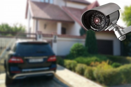 Mon voisin a installé une caméra de surveillance qui filme chez moi : voici ce que dit réellement la loi