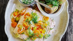 Så lagar du klassisk inkokt lax med dillmajonnäs - så gott!