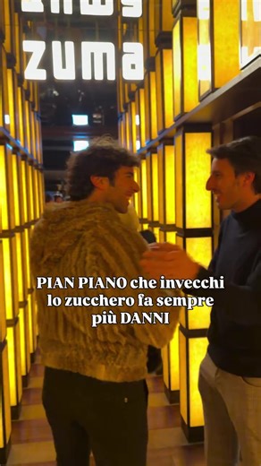 Ridurre gli zuccheri o anche i carboidrati complessi? 🏃 È inutile allenarsi, andare a correre, sprecare energia per creare dei deficit se poi ciò che conta di più é quello che butti dentro la bocca 500 kcal le puoi ingerire in 5 minuti, al contrario per bruciarle ti ci vuole un’ora di cardio.. c’è un grande MA 🥺 così facendo stai solo invecchiando, stressando mitocondri, perdendo muscoli e sottoponendo la tua biologia a continui eventi di glicazione 🙄 il calo di zuccheri nel sangue crea una f