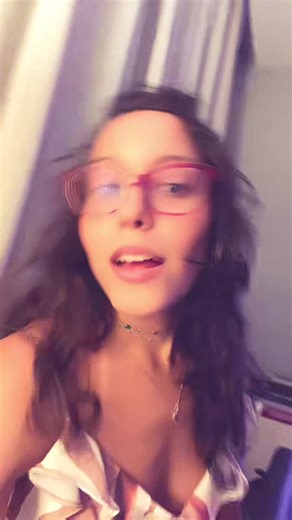 Closer, mas não em um sentido “estamos de volta a 2016, vamos usar choker e tomar starbucks de unicórnio”, em um sentido em 2017 eu ainda amava quando tocava essa música em todas as lojas, enquanto todo mundo reclamava pq tava saturada