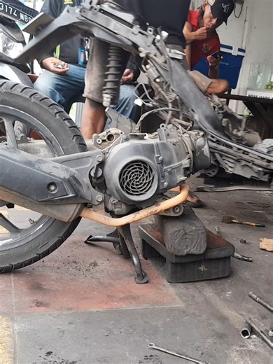 108K views · 977 reactions | remove the engine from the motorbike frame and open the engine comp cylinder section on a Honda automatic motorbike | Aeon | Facebook