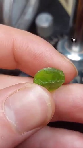 @dvj_lapidary cutting a peridot on VL Classic Faceting machine. @ultratec_facet #faceting #lapidary #joallerie #peridot #makersgonnamake | ULTRA TEC Faceting