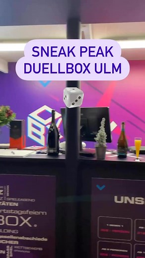 In Ulm hat die Duellbox neu eröffnet! Hier könnt ihr gegen eure Freunde und Familie in verschiedenen Spielen antreten oder zum Beispiel auch eure Teamfähigkeit als Firma stärken. 🎲💪🏼Von Sport bis Denk-Sport ist für jeden was dabei, bei dem man punkten kann und wenn ihr euch früh genug anmeldet, können manche Spiele sogar personalisiert werden. 👀 Also sucht euch euer Team zusammen und los geht’s! 🏀#duellbox #ulm #schlagdenraab #freizeitaktivitäten | DONAU 3 FM