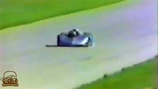 Oldsmobile Aerotech el prototipo récord de velocidad de 1987 Oldsmobile Aerotech el prototipo futurista creado en 1987 para batir récords de velocidad un misil sobre ruedas diseñado por Larry Shinoda y alimentado por un motor V8 turboalimentado que alcanzó más de 400 kmh en las pruebas con AJ Foyt al volante un icono de la innovación americana que mostró hasta dónde podía llegar la ingeniería de Oldsmobile un coche único que marcó la era de los superprototipos #Oldsmobile #Aerotech #Prototipo #C