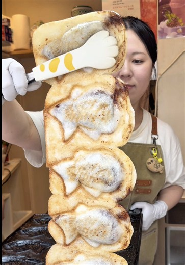 流行の最先端！ドバイチョコ餅たい焼き🍫 今話題のドバイチョコを もちもちの餅生地で包んだ新感覚たい焼き✨ たっぷりのバターでじっくり焼き上げることで 外はパリッと香ばしく 中はもっちもちの食感に🤤 中には濃厚なチョコレートと ザクザク食感が楽しめるカダイフがたっぷり！ ひと口食べると チョコの濃厚な甘みと バターの芳醇な香りが口いっぱいに広がる😍 さらにマルドンの塩がアクセントになっていて 甘さを引き立てながら最後まで飽きずに楽しめるのも魅力✨ プラス100円で追いチョコも可能！ 甘党さんはぜひ追加してほしい🔥 話題のドバイチョコをたい焼きで楽しめる 今注目のスイーツでした！ 📍東京・新大久保『SOBOONG』 ドバイチョコ餅たい焼き ¥700 🏠 東京都新宿区百人町2-1-4 盛好堂ビル 1F 🚃 新大久保駅より徒歩5分 ⏰ 10:00～20:00 ㊡ 不定休 #東京グルメ #東京カフェ #japanesefood #tiktokfood