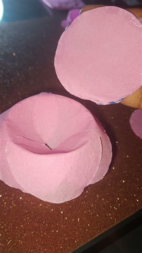Rosa 🌹 de papel crepé facil y hermosa 🥰 #rosas #manualidades #reciclando #maestras #parati