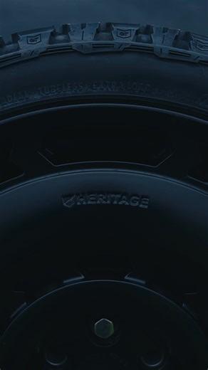 Wat een beest van een Defender! ✨ Deze Defender P400e X-Dynamic kreeg een complete make-over in heritage stijl. Alles helemaal naar de wens van onze klant. Een auto die werkelijk alles heeft: stijl, kracht en klasse en hij is klaar om gezien te worden! #DefenderP400e #X-Dynamic #Heritagestyle #Matzwart #Costum | AIG Automotive