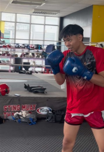 the snappin sound hella satisfying, if any of yall would like be fit in the way of boxing, my abang here is the right person to find 😁 yall gon' be pushed beyond the limits that ya could not even ya can reach there 🫵🏻 come and punch like crazyyyyyy fellas!