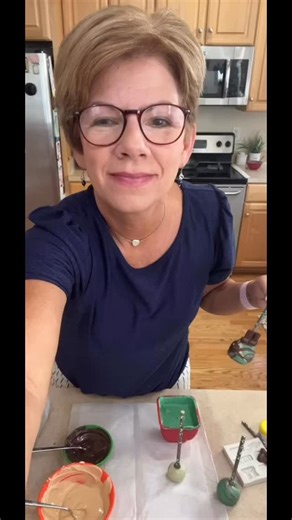 God bless the USA! 🇺🇸 A quick demonstration video on how to make camo/military cake pops. The shine that was applied at the end is called Super Shine, from Poppy Paint! You can order from: @berry_couture_sprinkleshop #thankyouforyourservice🇺🇸❤️ #MilitaryCakePops #CamoCakePops #delitelee | Delite Lee