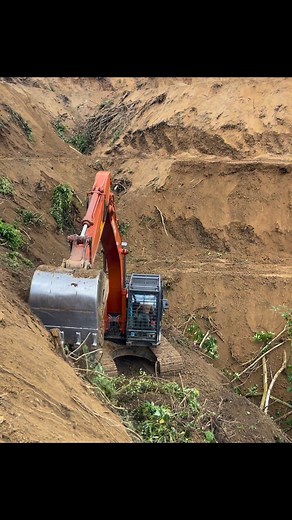 Excavator shaping beautiful terraces for a palm oil plantation. Pure satisfaction! #amazingvideo #Awesome #HeavyEquipment #heavymachinery | The Machine & Precision