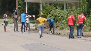 Community takes part in Zion City clean up