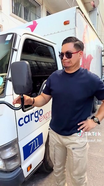 Al parecer el amigo el LOCOO DE LA SELVA, esta quedando guindado, lo capte en video vestido de SANTA. @La Mega