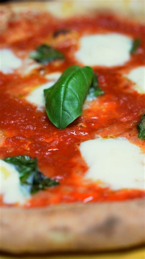 La Puglia oggi suona così: base croccante, topping freschi e ritmo che ti fa battere le mani a tempo ✨ Ogni pizza è un pezzo diverso  Tu quale preferisci ?  www.thekingstreetfood.it #TheKing #Streetfood | The King Street Food | Facebook