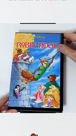 Robin Hood e Little John van per la foresta, urca urca tirulero oggi splende il sol... Era marzo 1992 e usciva la ristampa della videocassetta del film "Robin Hood". Pubblicato per la prima volta nel 1973, questo film d'animazione è il ventunesimo classico Disney. È il primo classico Disney la cui produzione è iniziata dopo la morte di Walt Disney. Robin Hood, Little John, il Principe Giovanni, lo Sceriffo di Nottingham, Sir Biss, Lady Marian... chi era il tuo personaggio preferito? #80s #anni90
