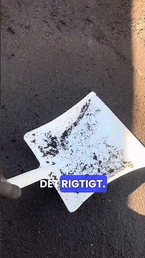 Husk at brug dit værktøj rigtig… fjernelse af mos og lav på fladt tag #tagpap #tag