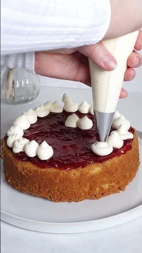 Decorating a simple victoria sponge | Grandmas Favourite