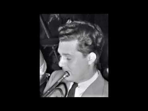 "South Rampart Street Parade" (1937) Bob Crosby with Eddie Miller, Bob Haggart and Yank Lawson.